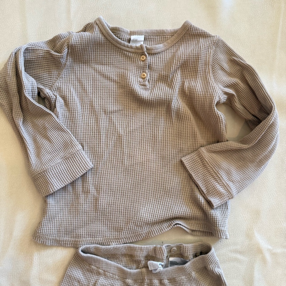 H&M neutral shirt and pant set - Picture 4 of 10